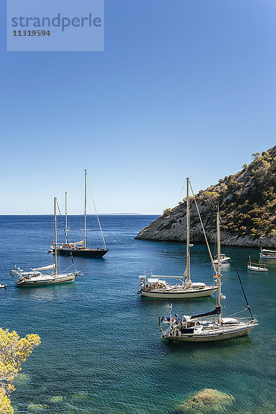 Spian  Ibiza  Llentrisca Strand mit Segelbooten im Hintergrund