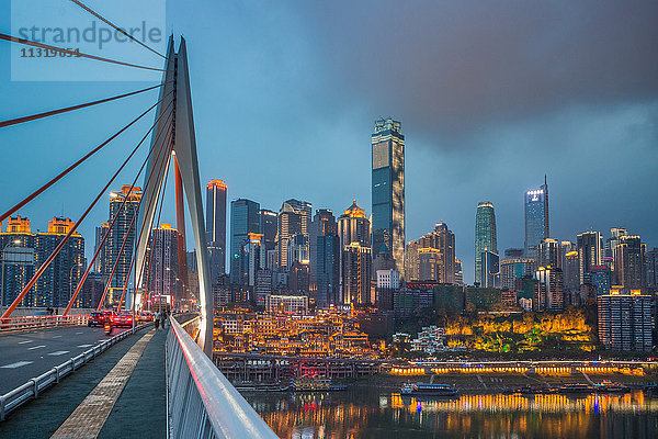 China  Stadt Chongqing  Bezirk Jiefangbei  Qiansimen-Brücke  Hongya Dong  Skyline