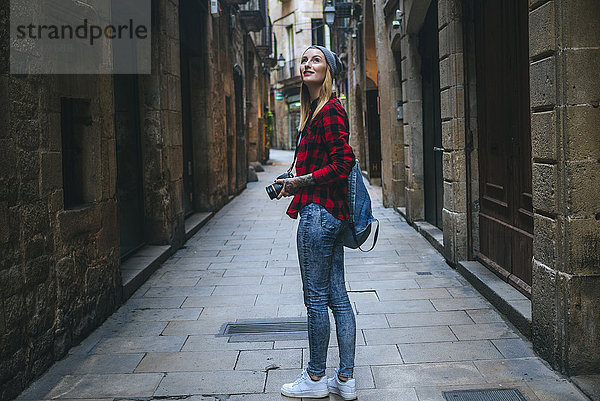 Spanien  Barcelona  junge Frau beim Fotografieren mit Spiegelreflexkamera im Gothic Quarter