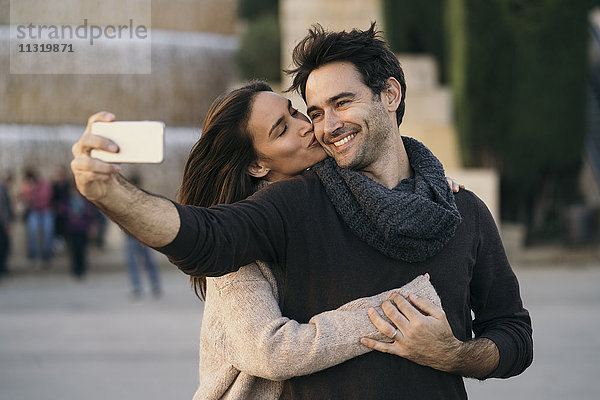 Verliebtes Paar  das Selfie mit dem Handy nimmt