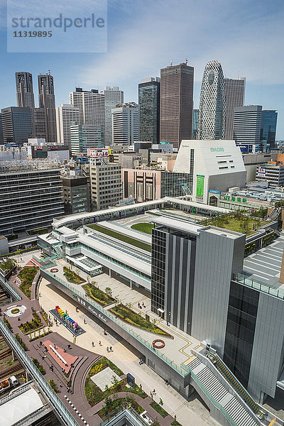 Japan  Tokio-Stadt  Bezirk Shinjuku  Shinjuku-Bahnhof Südeingang  Neuer Shinjuku-Busbahnhof
