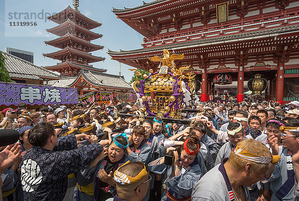 Japan  Tokio Stadt  Asakusa Bezirk  Sanja Matsuri Festival