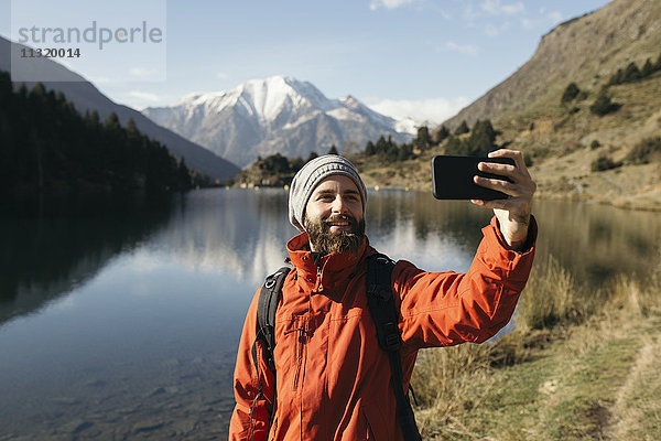Frankreich  Pyrenäen  Pic Carlit  Wanderer mit einem Selfie am Bergsee