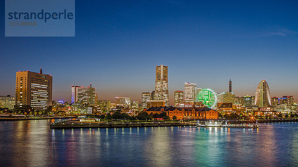 Japan  Yokohama  Stadtsilhouette  Wahrzeichen Gebäude