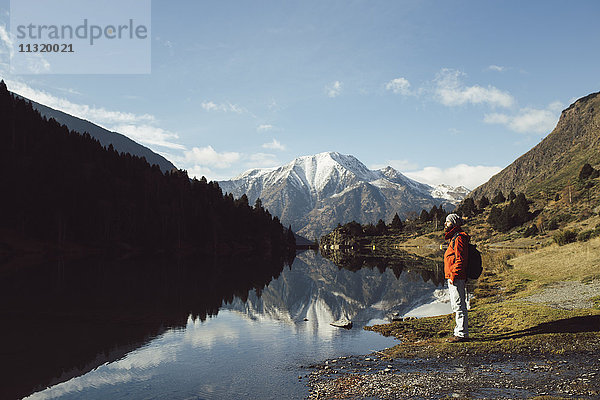 Frankreich  Pyrenäen  Pic Carlit  Wanderer beim Rasten am Bergsee