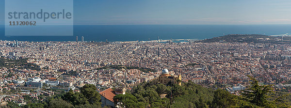 Spanien  Katalonien  Barcelona Stadtpanorama vom Berg Tibidabo