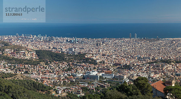 Spanien  Katalonien  Barcelona Stadtpanorama vom Berg Tibidabo