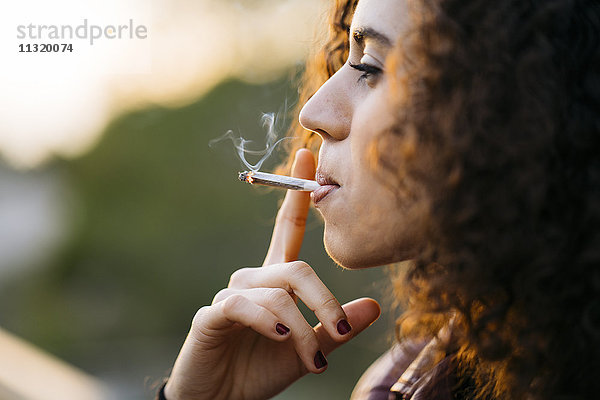 Rauchende junge Frau