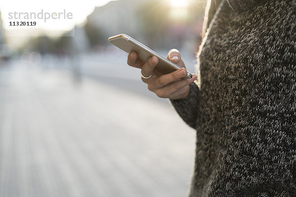 Frau mit Handy im Freien