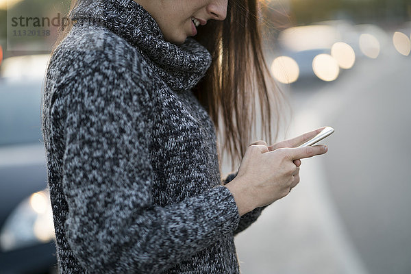 Frau mit Handy auf der Straße