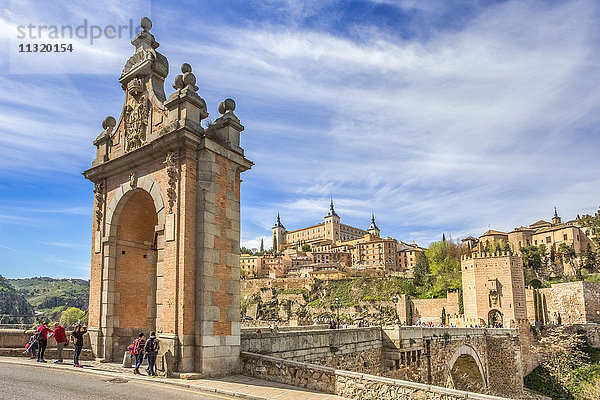 Spanien  Stadt Toledo  Weltkulturerbe  Alcantara-Brücke und Alcazar-Schloss