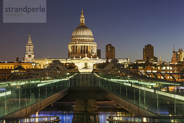 England  London  St. Pauls Cathedral und Stadtsilhouette