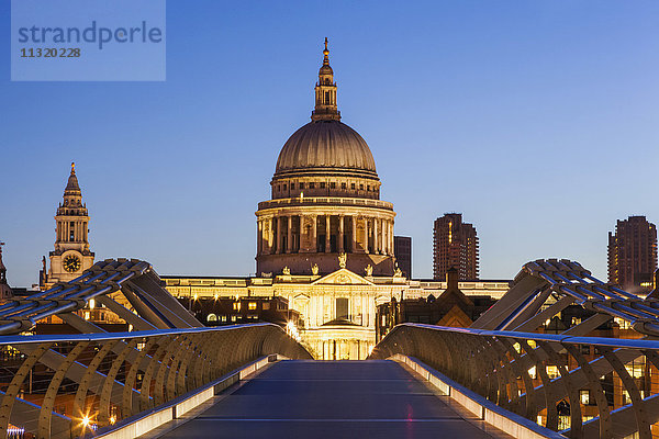 England  London  St. Pauls Cathedral und Stadtsilhouette