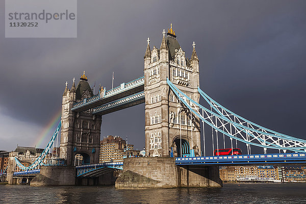 England  London  Tower Bridge und stürmisches Wetter