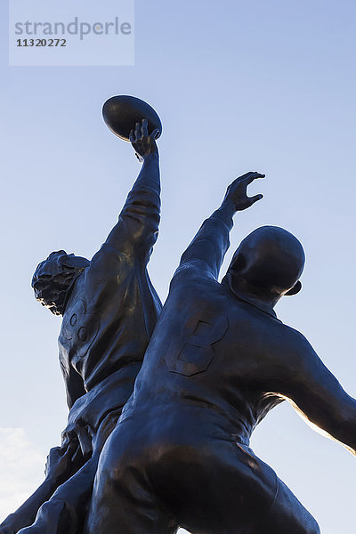 England  London  Richmond  Twickenham Rugby Stadium  Skulptur einer Rugby-Auslinie von Gerald Laing
