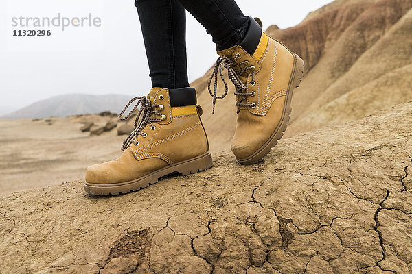 Spanien  Navarra  Bardenas Reales  Wanderschuhe der jungen Frau im Naturpark  Nahaufnahme