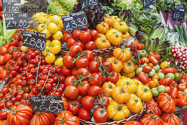 England  London  Southwark  Borough Market  Auslage mit exotischen Tomaten