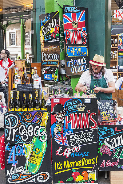 England  London  Southwark  Borough Market  Auslage eines Flaschenladens für Prosecco und Pimm's Drinks