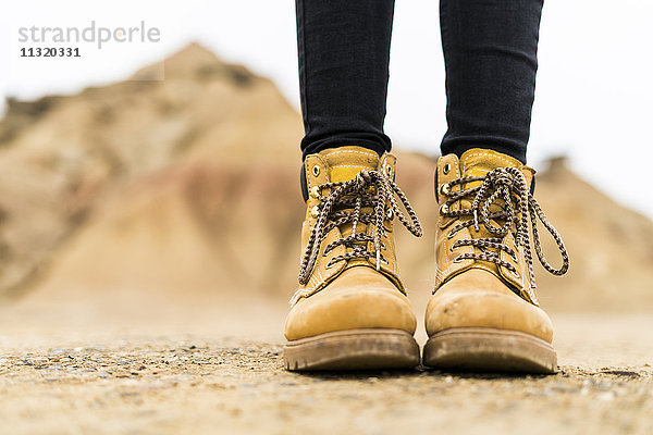 Spanien  Navarra  Bardenas Reales  Wanderschuhe der jungen Frau im Naturpark  Nahaufnahme