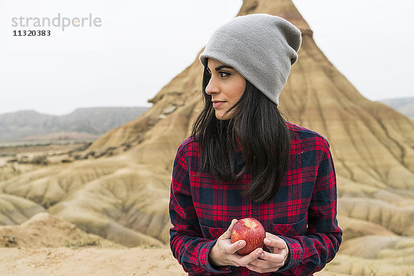 Spanien  Navarra  Bardenas Reales  junge Frau mit Apfel im Naturpark