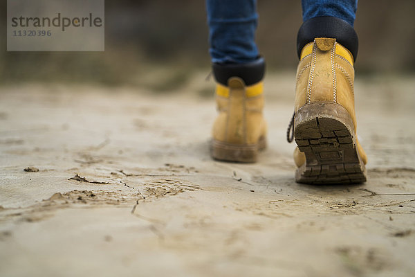 Spanien  Navarra  Bardenas Reales  Wanderschuhe der jungen Frau im Naturpark  Nahaufnahme