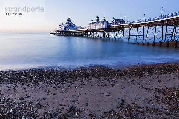 England  East Sussex  Eastbourne  Eastbourne Pier in der Morgendämmerung