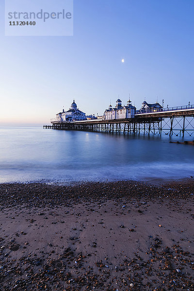 England  East Sussex  Eastbourne  Eastbourne Pier in der Morgendämmerung