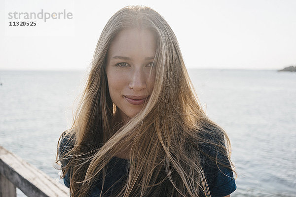 Porträt einer jungen Frau vor dem Meer