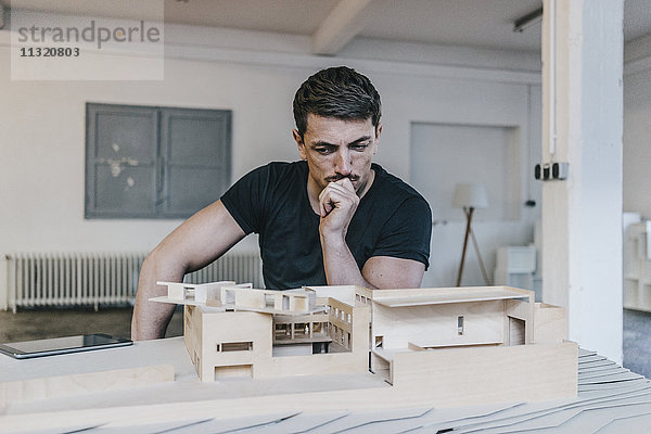 Architekt beim Betrachten des Architekturmodells