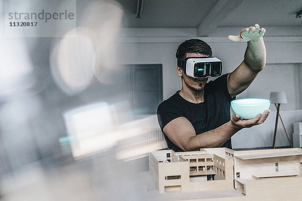 Mann mit Architekturmodell und VR-Glashalterung