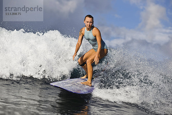 Indonesien  Bali  Frau beim Surfen