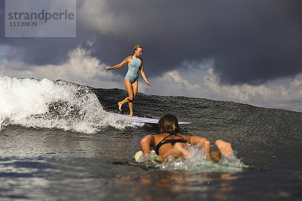 Indonesien  Bali  zwei Frauen beim Surfen