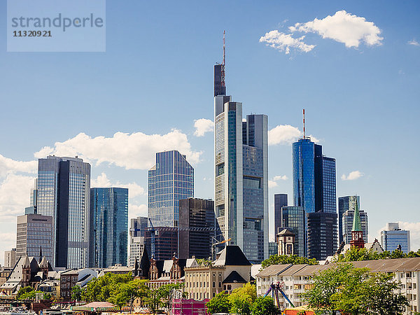 Deutschland  Frankfurt  Blick auf die Skyline der Wolkenkratzer mit Altstadt im Vordergrund