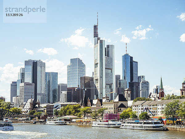 Deutschland  Frankfurt  Blick auf die Skyline der Wolkenkratzer mit Altstadt und Main im Vordergrund