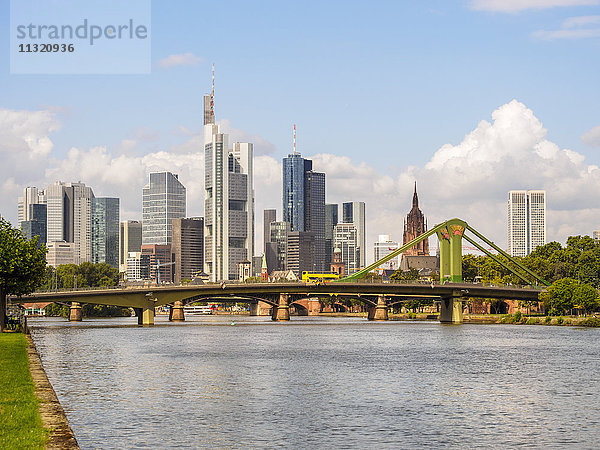 Deutschland  Frankfurt  Blick auf die Skyline mit Flößerbrücke und Main im Vordergrund