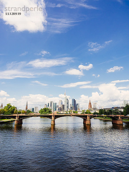 Deutschland  Frankfurt  Blick auf die Skyline mit Ignatz-Bubis-Brücke und Main im Vordergrund