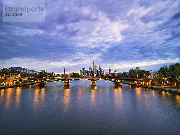 Deutschland  Frankfurt  Blick ins Finanzviertel bei Dämmerung mit Ignatz-Bubis-Brücke im Vordergrund