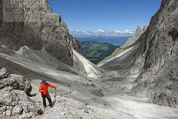 Italien  Südtirol  Dolomiten  Wanderer bei Langkofelscharte