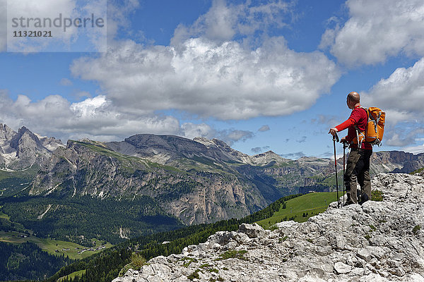 Italien  Südtirol  Dolomiten  Wanderer im Naturpark Puez Geisler