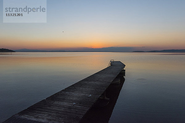 Italien  Umbrien  Trasimenischer See  Steg bei Sonnenuntergang