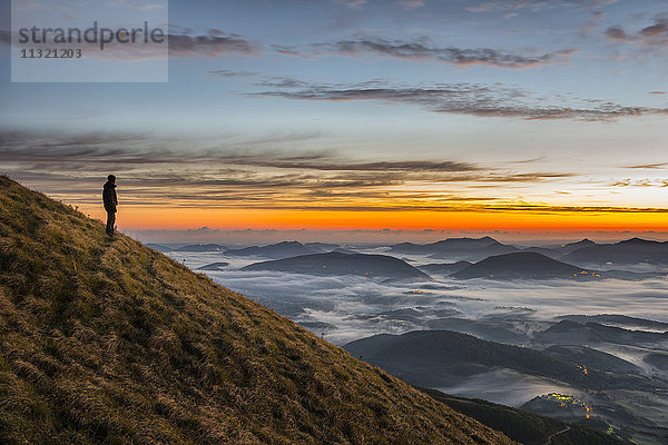 Italien  Umbrien  Apennin  Wanderer auf dem Monte Acuto bei Sonnenaufgang