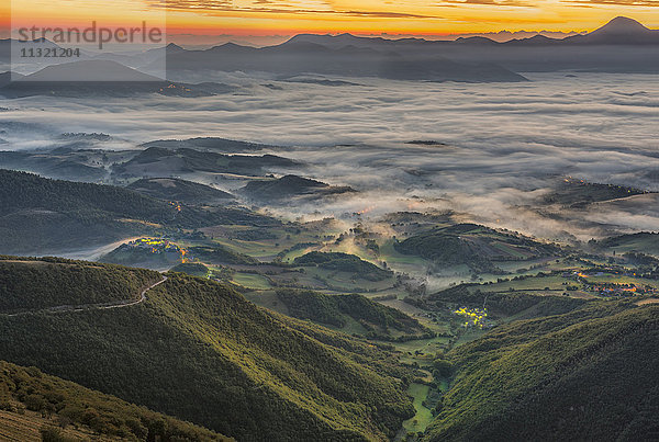 Italien  Marken  Apenninen  Luftaufnahme der Täler mit Nebel bei Sonnenaufgang