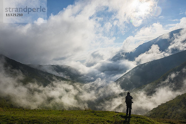 Italien  Umbrien  Wanderer im Regionalpark Monte Cucco im Herbst