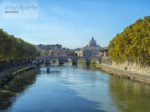 Italien  Rom  Blick auf Petersdom und Ponte Sant'Angelo