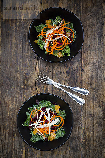 Salat mit Grünkohl  Rote Beete  Pastinaken  Karotten  Orangen und Wolfsbeeren