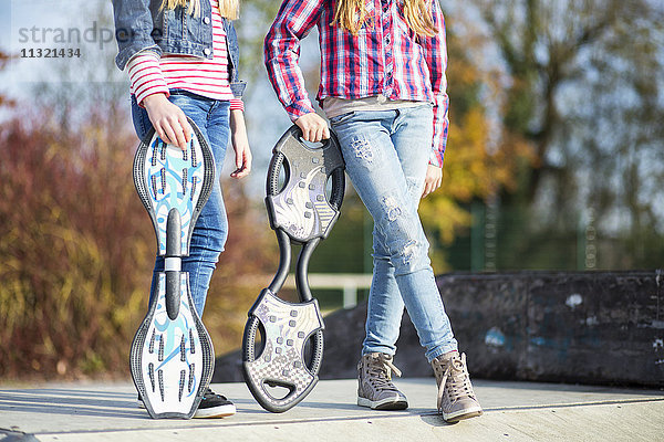 Zwei Mädchen mit Skateboard  Teilansicht