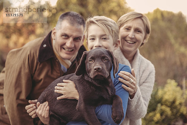 Familienportrait mit Labrador Retriever
