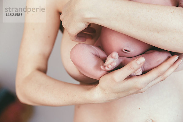 Nahaufnahme der nackten Mutter mit ihrem neugeborenen Baby