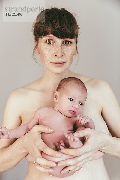 Porträt der nackten Mutter mit ihrem neugeborenen Baby