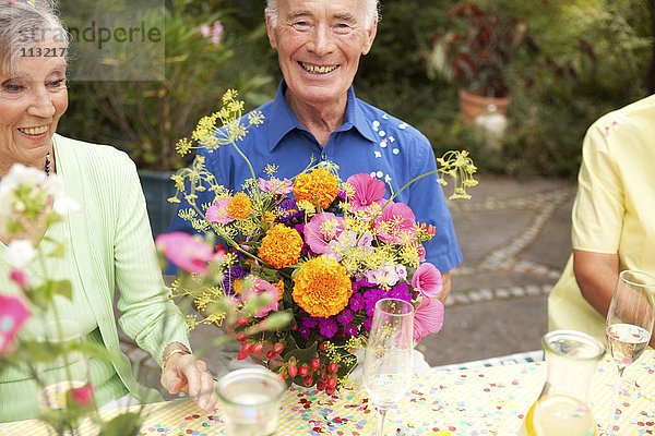 Senioren feiern Geburtstag oarty im Garten